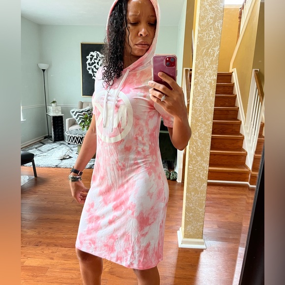 Michael Kors Pink & White Monogram Tie Dye Hooded Short Sleeve Dress - Picture 4 of 16